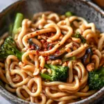 Schnelle Asianudeln mit Erdnusssauce