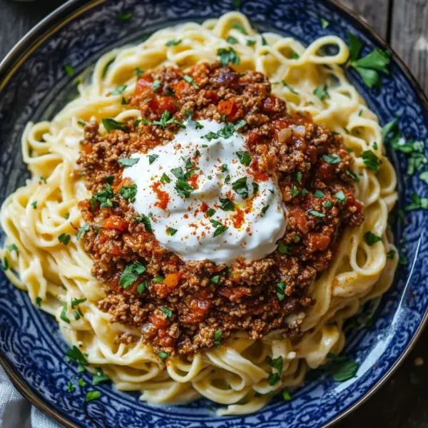 Türkische Pasta mit Hackfleisch und Joghurt-Sauce